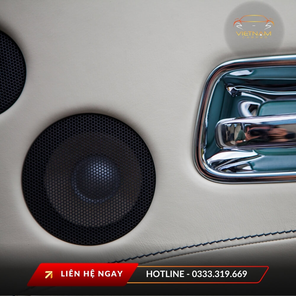 Loa trầm sau khi nâng cấp được lắp gần cửa sau xe, cho âm bass chắc khỏe và cân bằng âm trường toàn xe.