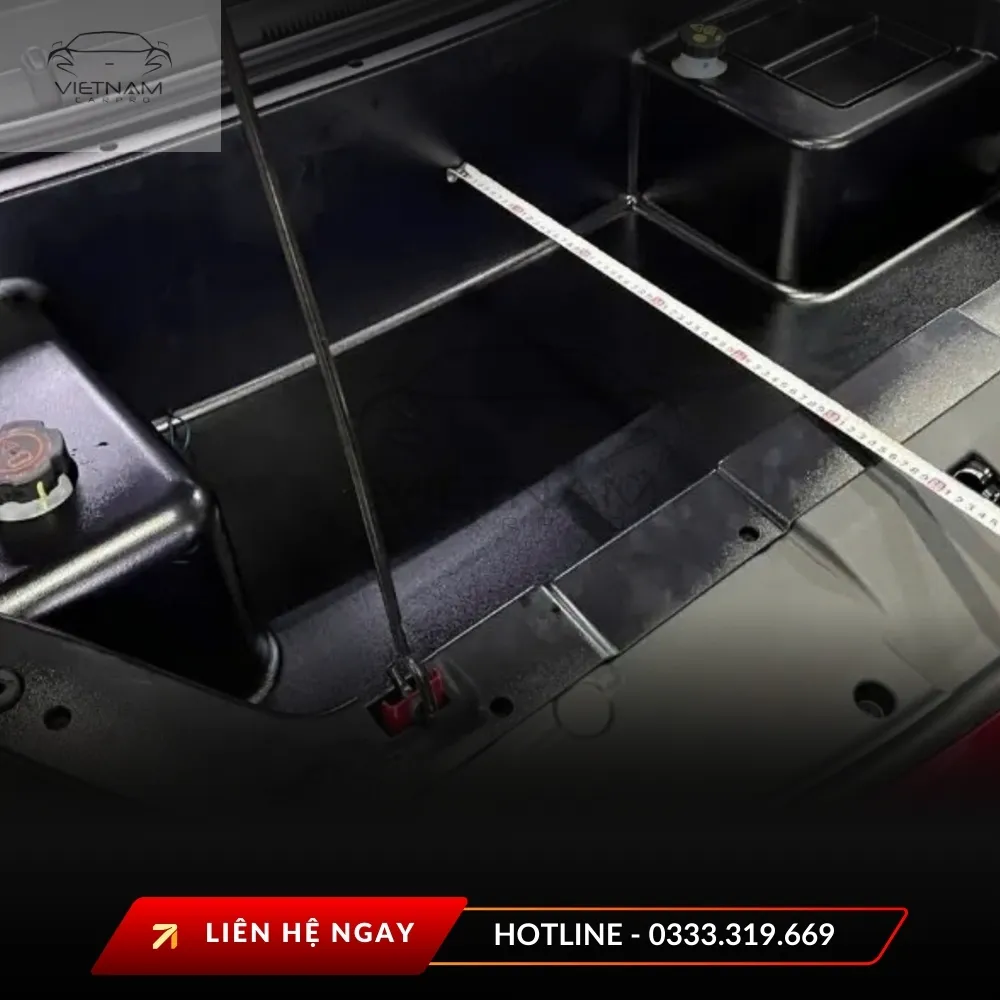 Hình ảnh cận cảnh khoang hành lý rộng rãi của xe, có thước đo minh họa kích thước. Lý tưởng cho việc sắp xếp các phụ kiện Limo và đồ đạc, tối ưu không gian.