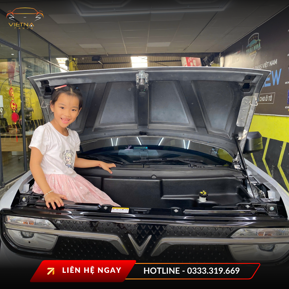 Kỹ thuật viên Vietnam Carpro lắp cốp cơ cho vf3 chuẩn kỹ thuật đảm bảo độ chắc chắn và tính thẩm mỹ cao.