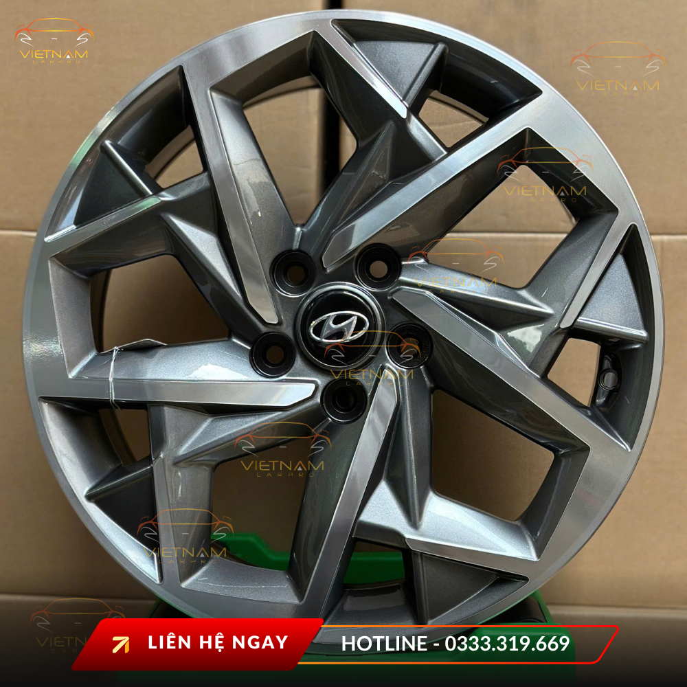 Chấu bản to khỏe khoắn, tạo cảm giác chắc chắn, tăng độ cứng và khả năng chịu lực khi vận hành ở tốc độ cao.